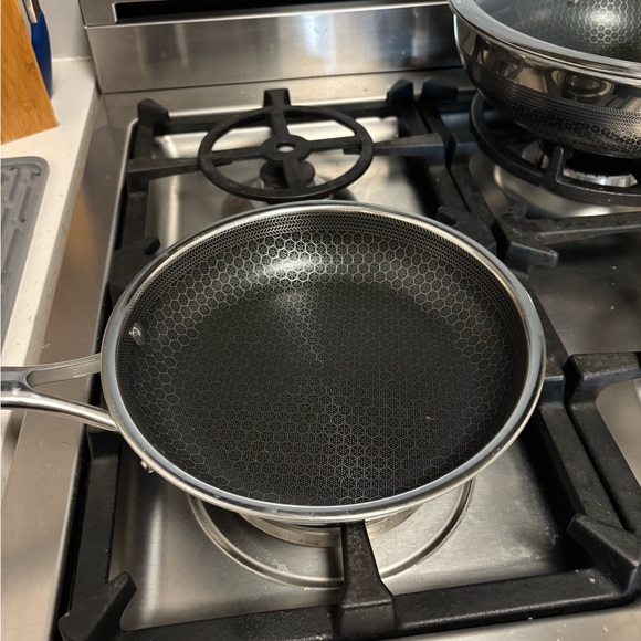 Hexclad hybrid nonstick 8in frying pan with Lid - Picture 3 of 3